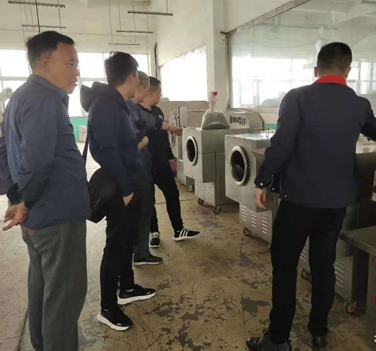 山西客戶來廠實(shí)地考察并現(xiàn)場(chǎng)試機(jī)炒制黑扁豆 山西客戶來廠實(shí)地考察并現(xiàn)場(chǎng)試機(jī)炒制黑扁豆