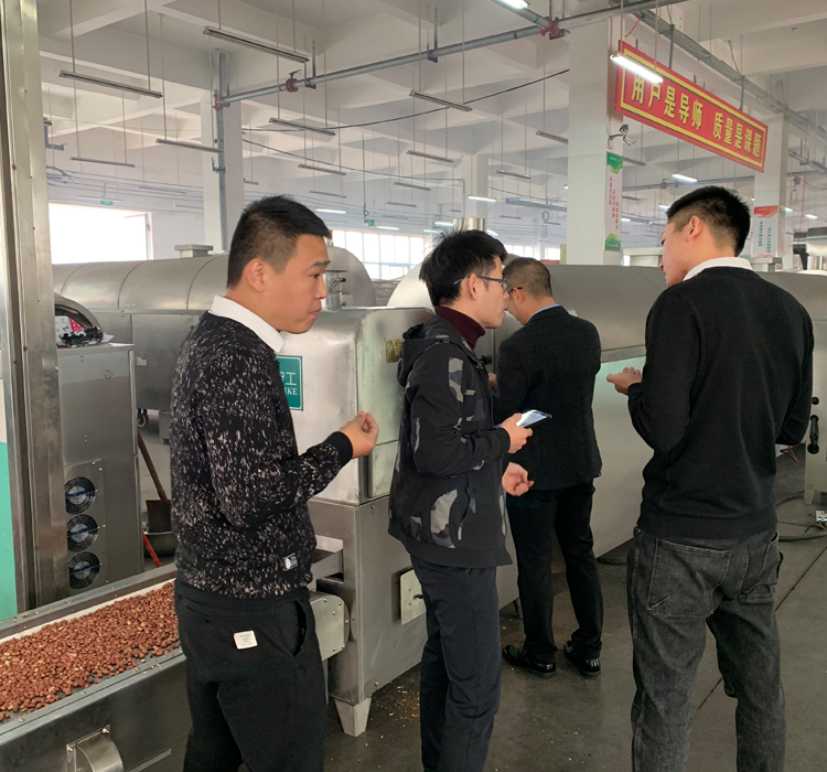 11月12日，內(nèi)蒙鄂爾多斯客戶來(lái)許昌智工現(xiàn)場(chǎng)試機(jī)6米電磁生產(chǎn)線炒制磨醬花生米！