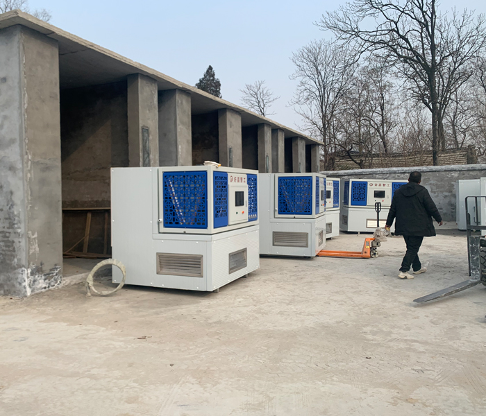 河南駐馬店客戶定制的許昌智工10套空氣能煙炕主機(jī)裝車發(fā)貨，現(xiàn)已安裝到位，準(zhǔn)備調(diào)試中！