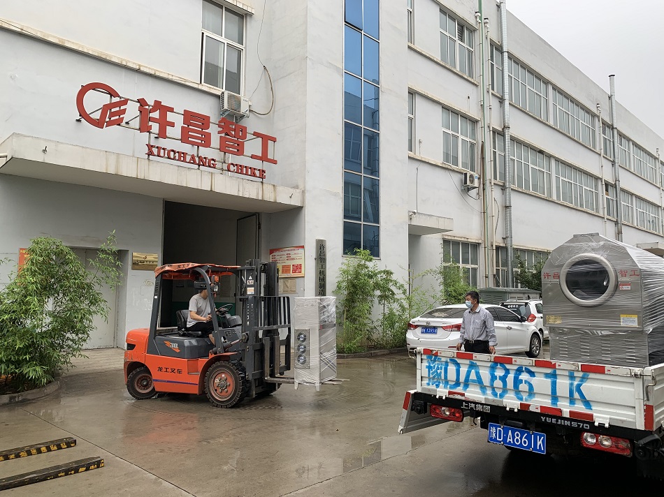 河南許昌客戶來廠訂購200斤電磁炒芝麻機一臺 直接裝車拉走 河南許昌客戶來廠訂購200斤電磁炒芝麻機一臺 直接裝車拉走
