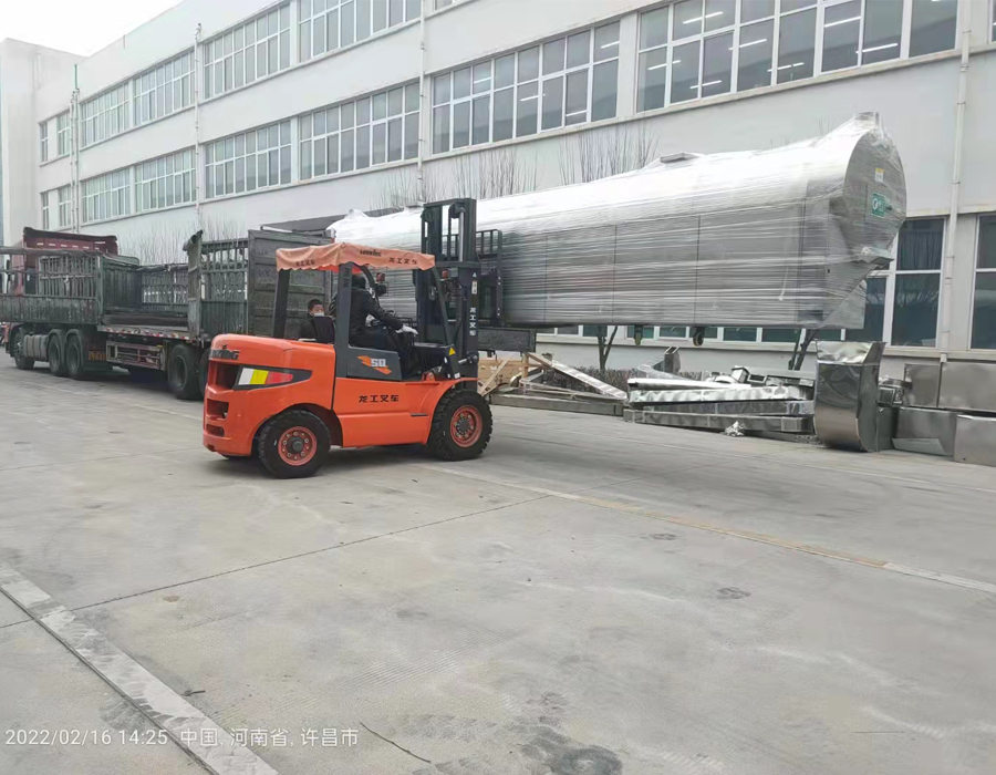 內蒙客戶復購的第二條八米電磁流水線炒貨設備裝車發貨 內蒙客戶復購的第二條八米電磁流水線炒貨設備裝車發貨